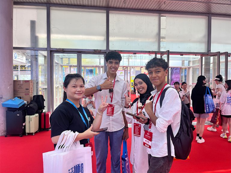 Take a photo with the Afghan customer as a souvenir1_1